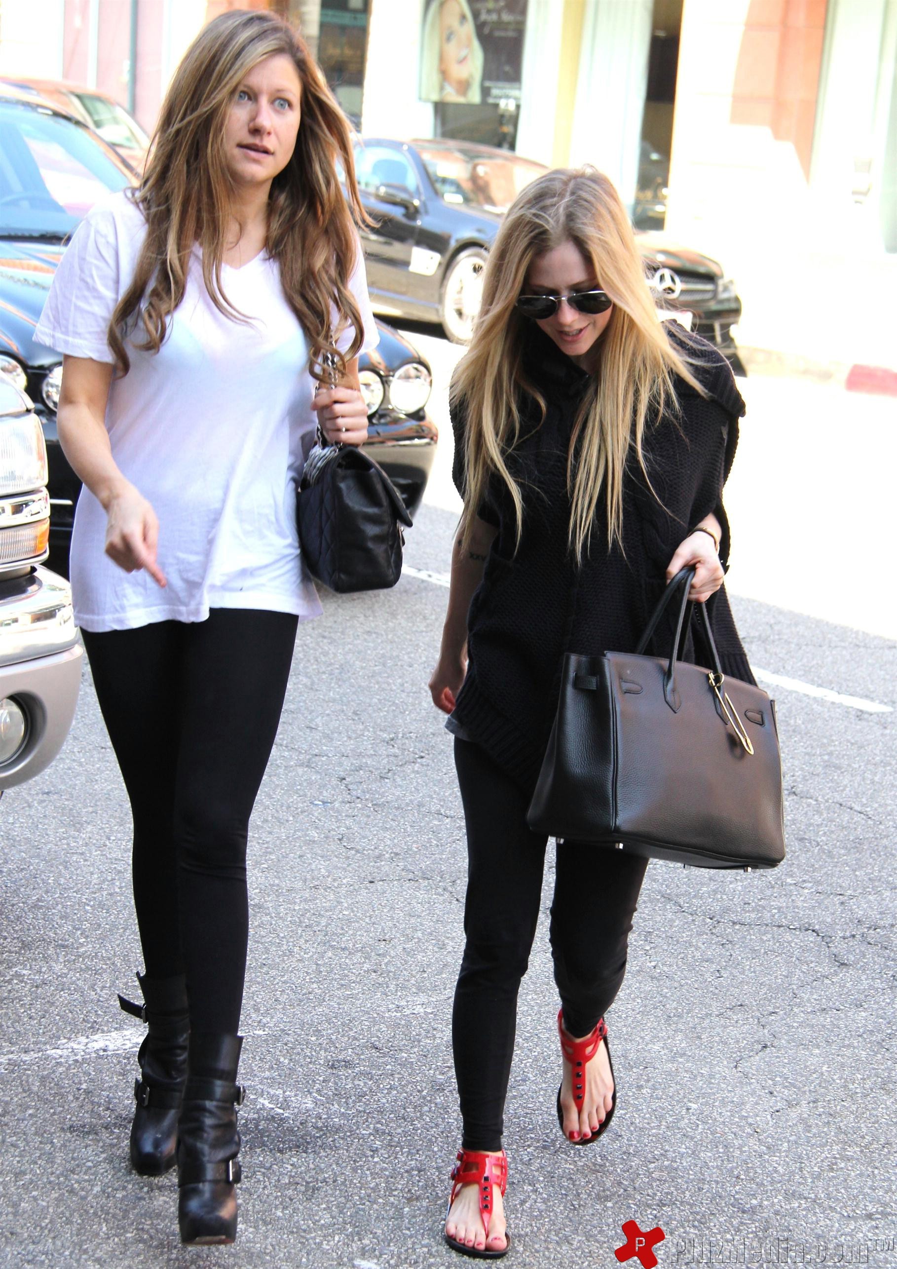 Avril Lavigne after getting her nails done at a salon | Picture 89931